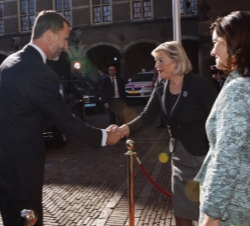 Don Felipe recibe el saludo de la presidenta del Senado de los Países Bajos, Ankie Borekers-Knol, a su llegada al Inner Court